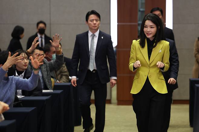 김건희 여사가 3일 서울 용산구 백범 김구기념관에서 열린 제3회 한국수어의 날 기념식에 입장하며 수어로 "안녕하세요"라고 인사하고 있다. [연합]