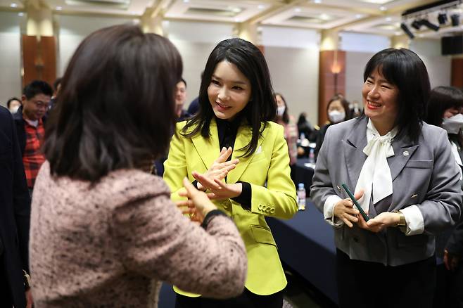 김건희 여사가 3일 서울 용산구 백범 김구기념관에서 열린 제3회 한국수어의 날 기념식에서 참석자들과 인사하고 있다. [연합]