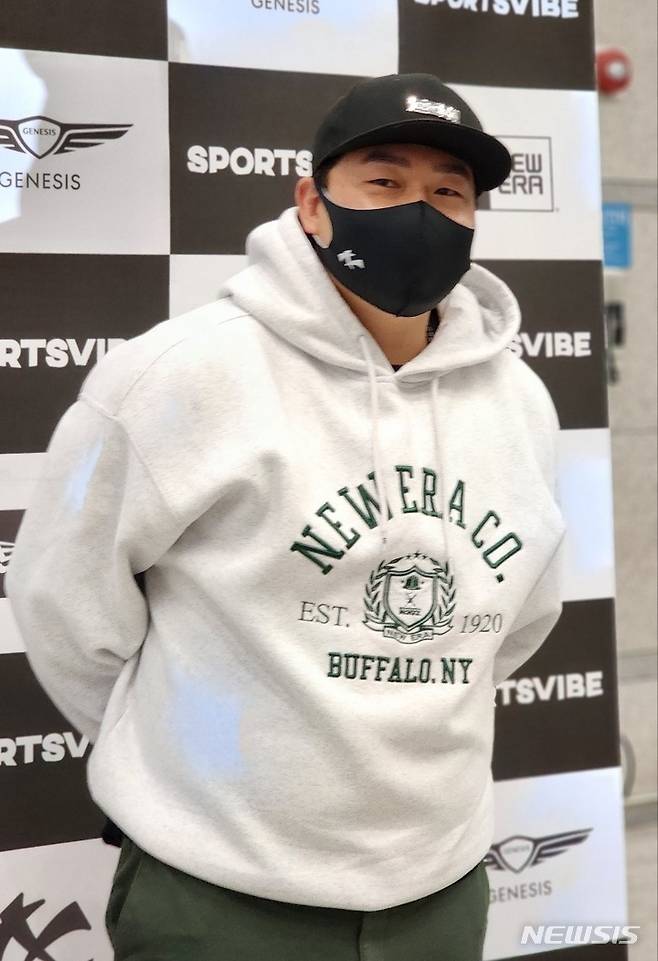 [인천공항=뉴시스] 김주희 기자 = 피츠버그 파이리츠 최지만이 12일 인천국제공항을 통해 귀국했다. 2022.11.12.