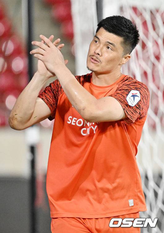 [OSEN=민경훈 기자]경기를 마치고 성남 김영광이 팬들에게 박수를 보내고 있다. 2022.08.28 / rumi@osen.co.kr