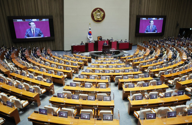 ▲윤석열 대통령이 국회 본회의장에서 2023년도 예산안 및 기금운용계획안 시정연설을 하고 있다. 더불어민주당 의원들은 불참했다. ⓒ연합뉴스