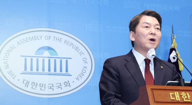 ▲국민의힘 안철수 당대표 후보가 3일 국회 소통관에서 긴급기자회견을 열고 "윤심 팔이를 중단하라"고 주장하고 있다. ⓒ연합뉴스