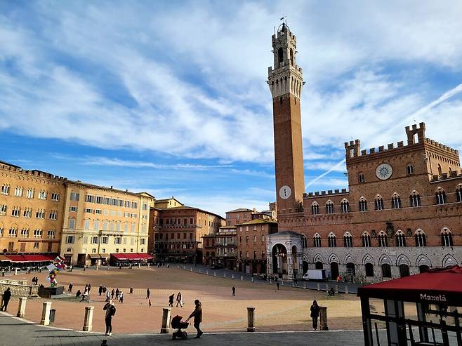 산지미냐노의 캄포 광장은 부채꼴 형태로 약간 기울어져 있다