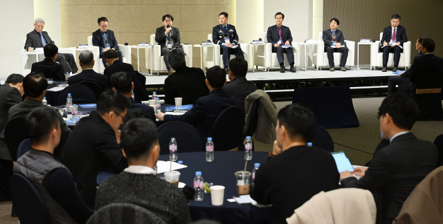 본지가 연세대 항공우주전략연구원(ASTI), 공군, 국방과학연구소 등과 함께 지난달 31일 연세대에서 연 ‘2023 미래 국방기술·전략포럼’에서 참석자들이 미래 우주 산업과 국방력 강화에 대해 의견을 주고 받고 있다. 최차규(왼쪽부터) ASTI 정책고문, 이준배 과학기술정보통신부 거대공공연구정책과장, 김경근 ADD 국방위성체계단장, 최성환 공군 우주센터장, 고광본 서울경제 선임기자, 박상영 ASTI 부원장, 김지홍 한국항공우주산업 미래융합기술원장. 오승현 기자