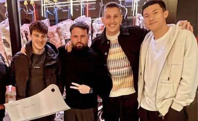 ▲ 나폴리 선수단 회식에 참여했던 김민재(오른쪽) ⓒ아레나나폴리