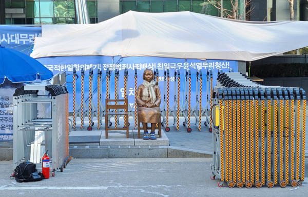 지난 1월 25일 서울 종로구 수송동 옛 일본대사관 앞에 있는 ‘평화의 소녀상’ 주변에 경찰 펜스가 설치돼 있다. / 정희완 기자