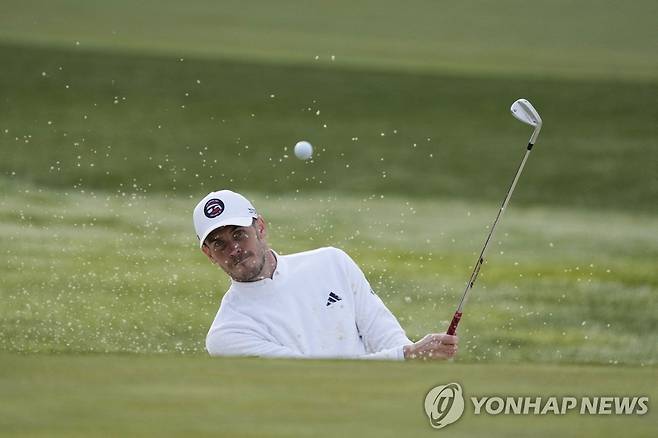 1라운드 1번 홀에서 벙커샷 하는 베일 [Ray Acevedo-USA TODAY Sports/로이터=연합뉴스]