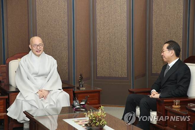 권영세 장관, 조계종 총무원장 진우스님 예방 (서울=연합뉴스) 권영세 통일부 장관이 3일 오전 서울 종로구 한국불교역사문화기념관에서 대한불교조계종 총무원장 진우스님을 예방하고 있다. 2023.2.3 [대한불교조계종 홍보실 제공. 재판매 및 DB 금지] photo@yna.co.kr