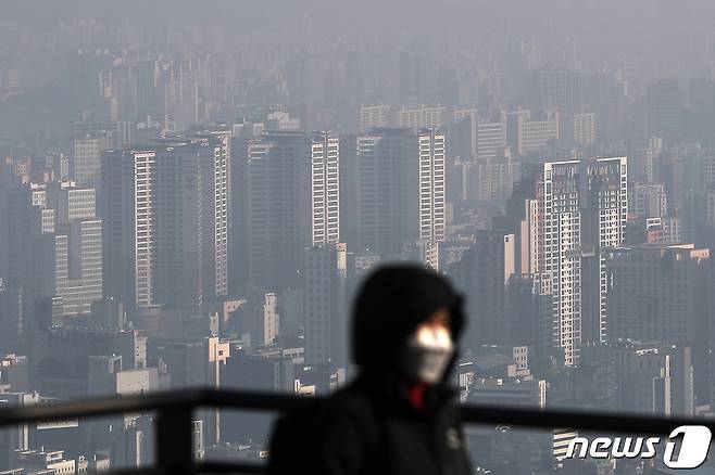 지난해 12월 전국 미분양 주택이 6만8000가구에 육박하며 한달만에 1만여가구가 증가한 것으로 나타났다. 전국 미분양 주택 물량 통계가 6만가구 이상을 기록한 것은 지난 2015년(6만2000가구) 이후 7년 만이다. 사진은 1일 서울 중구 남산에서 바라본 도심 아파트 단지 모습. 2023.2.1/뉴스1 ⓒ News1 민경석 기자