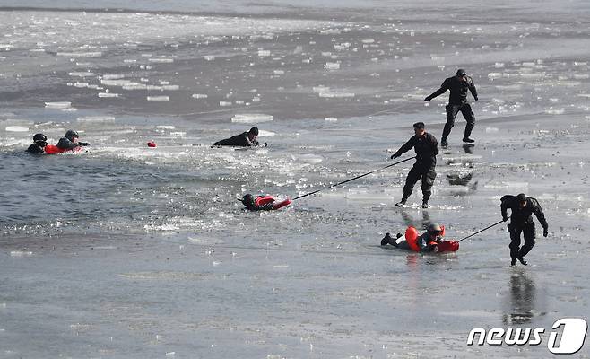3일 오후 충북 진천군 초평저수지에서 열린 공군의 혹한기 항공구조사 구조작전 훈련에서 공군 제6탐색구조비행전대 대원들이 훈련을 마친 후 얼어붙은 저수지를 빠져 나오고 있다. 2023.2.3/뉴스1 ⓒ News1 김기남 기자
