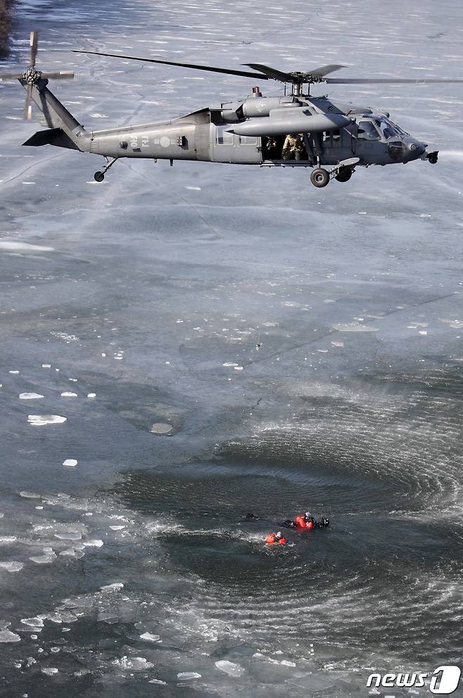 공군 제6탐색구조비행전대 관계자들이 3일 오후 충북 진천군 초평저수지에서 '공군 혹한기 수상·수중 구조작전 훈련'을 하고 있다. 이날 공군 6전대는 HH-60, HH-47, HH-32 헬기를 이용해 탐색구조훈련을 진행했다.2023.2.3/뉴스1 ⓒ News1 김기남 기자