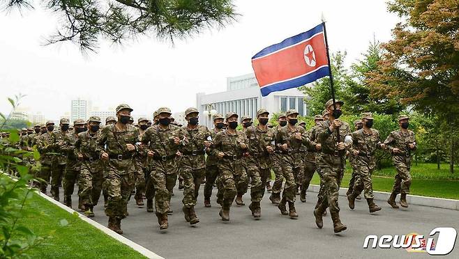 (평양 노동신문=뉴스1) = 북한 노동당 기관지 노동신문은 4일 "우리 인민처럼 군대 덕을 입는 인민은 세상에 없다"면서 인민군의 노고를 조명했다. 신문은 "인민의 사랑을 받는 군대, 그런 군대야말로 세상에서 제일 강하고 훌륭한 군대"라고 강조했다. 북한은 오는 8일 건군절(인민군 창건일) 75주년을 맞아 군의 성과와 가치를 부각하는 분위기를 띄우고 있다. [국내에서만 사용가능. 재배포 금지. DB 금지. For Use Only in the Republic of Korea. Redistribution Prohibited] rodongphoto@news1.kr