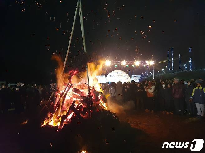 4일 대전 대덕구 현도교 아래 금강변 둔치에서 ‘제24회 신탄진 대보름 쥐불놀이 축제’가 열렸다./뉴스1 ⓒ News1 허진실 기자