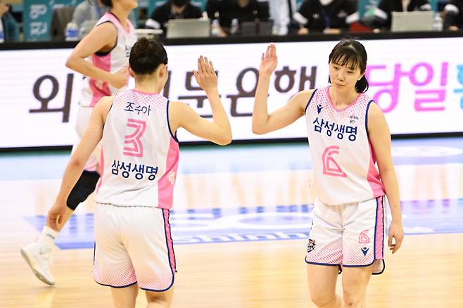 신이슬(오른쪽)과 조수아. 사진제공=WKBL