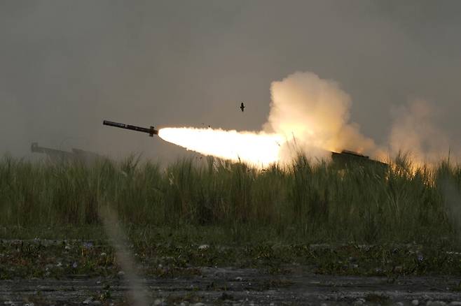 미국이 러시아가 강제병합한 크림반도까지 직접 공격할 수 있는 장거리 미사일을 우크라이나에 지원하기로 했다. 미국이 이미 우크라이나에 지원한 ‘고속기동 포병 로켓 시스템’ 훈련 발사 장면. 카파스(필리핀)/AP 연합뉴스