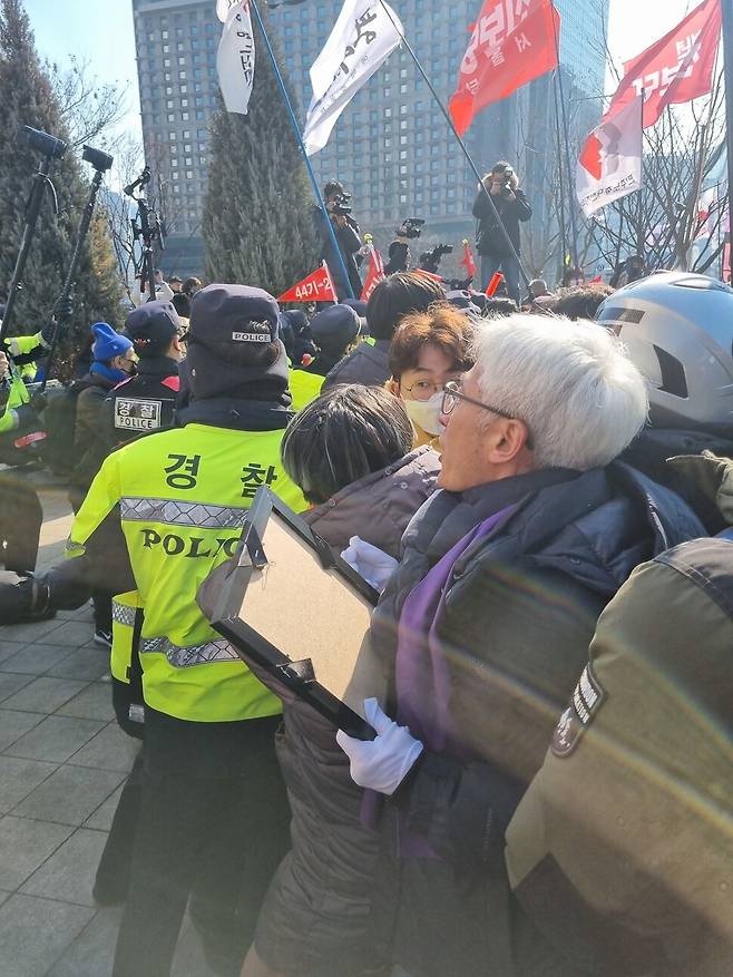 이태원 참사 유가족협의회와 시민대책회의가 4일 기습적으로 서울도서관 앞에 합동분향소를 설치하는 과정에서 경찰, 서울시 공무원들과 충돌이 발생했다. 채윤태 기자