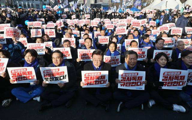 더불어민주당 이재명 대표를 비롯한 지도부 및 의원 등이 4일 서울 중구 숭례문 앞에서 열린 윤석열 정권 민생파탄 검사독재 규탄대회에서 구호를 외치고 있다. 뉴스1