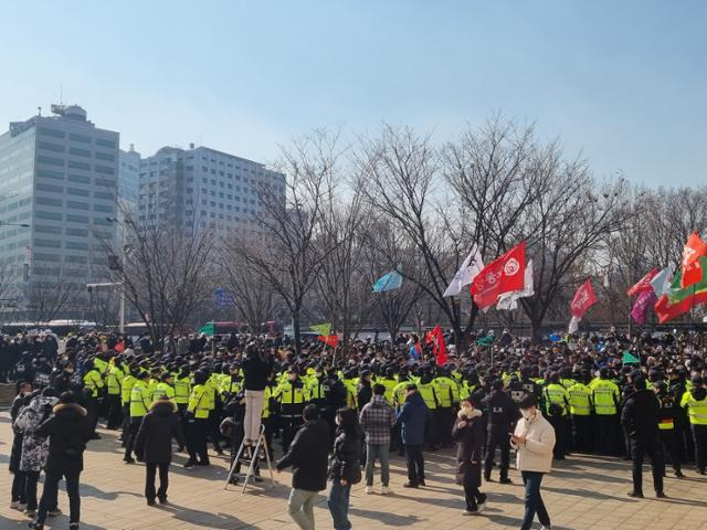 4일 오후 1시 18분경 서울시청 앞 광장에서 이태원 참사 유가족과 경찰 간의 대치가 이어지고 있다. 2시가 다 되어서야 분향소 설치가 완료됐고, 뒤이어 참사 희생자들의 영정이 차례로 제단에 올려졌다. 최나실 기자