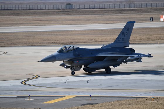 미 공군 F-16CM 전투기가 3일 이륙하기 위해 군산기지 활주로로 진입하고 있다. 연합뉴스