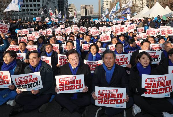 더불어민주당 이재명 대표, 박홍근 원내대표를 비롯한 당원들이 4일 오후 서울 숭례문 인근 세종대로에서 열린 윤석열 정권 민생파탄 검사독재 규탄대회에서 구호를 외치고 있다. 연합뉴스