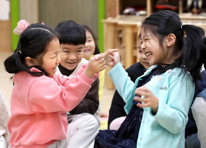 광주의 한 어린이집에서 3년 만에 마스크를 벗은 친구들이 얼굴을 마주하고 기뻐하고 있다. [연합뉴스]