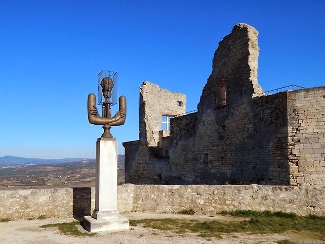 ‘소돔 120일’의 실제 배경이 된 프랑스의 라코스테 성. 사드 후작은 이곳에서 실제로 미성년자들을 납치해 가학성교를 자행한 걸로 전해진다. 프랑스 대혁명 당시 폐허가 됐다가, 최근 유명 패션 디자이너 피에르 가르뎅이 사들이면서 재정비 됐다.  이후 해마다 예술 축제가 열리고 있다고 한다. 사드는 지금까지 예술가들의 뮤즈가 되고 있는 셈이다.