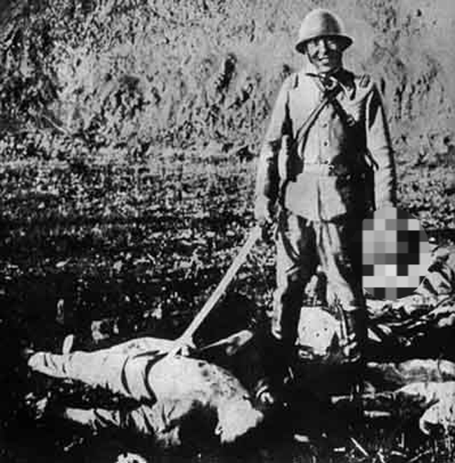 일본이 1937년 중국 난징을 침공하면서 벌인 대학살의 한 장면. 일본군인이 칼로 시민의 머리를 벤 뒤 환하게 웃고 있다. 인간의 이성에 대한 믿음은 제국주의, 제 1,2차 세계대전으로 완전히 깨졌다.