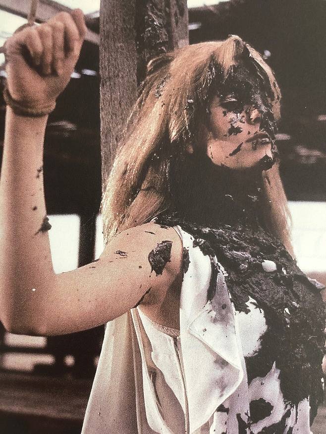 사드 이후 사디즘은 다양한 매체를 통해 표현됐다. 사진은 루이스 부뉴엘 감독의 영화 ‘세브린느’의 한 장면. 카트린 드뇌브가 잔학행위에 몸을 내맡기며 욕망을 실현하는 주인공 역을 맡았다.