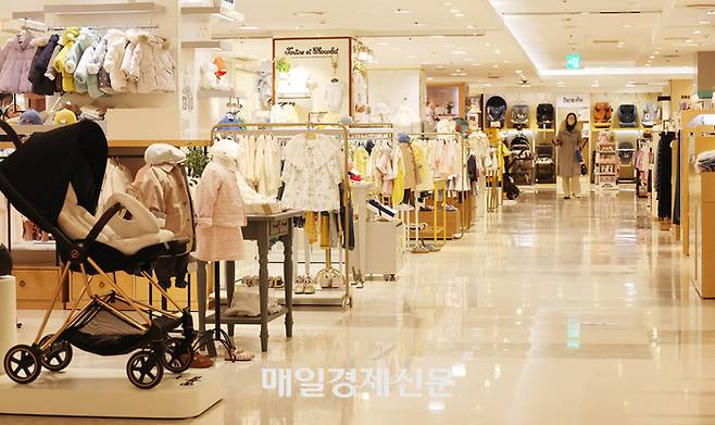 저출산·고령화로 올해 월별 출생아 인구가 1만명대가 고착화될 지에 대한 우려가 커지고 있는 가운데 서울의 한 백화점 영유아 매장이 한산하다.2023.01.26 [이충우기자]
