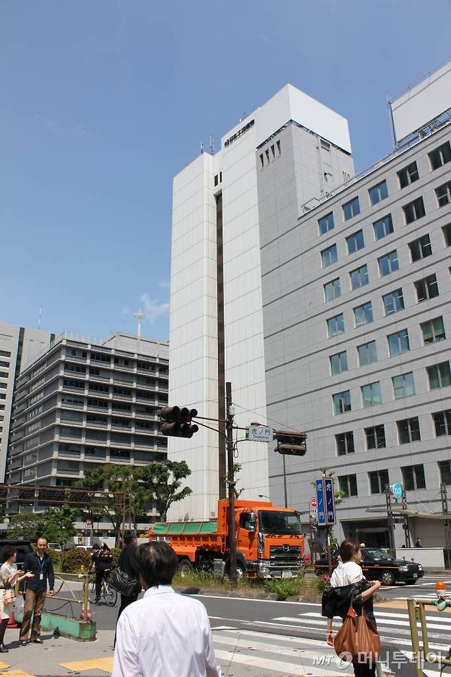 가운데 하얀 빌딩(17층)의 2층에 GPIF가 입주해 있다 . 왼편으로 일본우정본부 건물이 있다. /사진=심재현