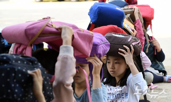 서울 종로구 운현초등학교에서 학생들이 지진대피 훈련을 하고 있다.