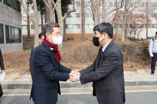 ▲이강덕 포항시장(왼쪽)이 이주호 부총리 겸 교육부 장관(우측)의 포항 방문을 환영하고 있다.ⓒ포항시 제공