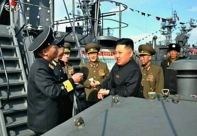 2012년 4월 김정은 북한 국무위원장이 1968년 미 해군 소속 정찰함 푸에블로호 나포를 주도했던 북한 해군 155부대를 방문해 부대원들을 격려하는 모습을 전한&nbsp;조선중앙TV 화면. 155부대는 강원도 문천에 주둔한&nbsp;것으로 알려졌다. 세계일보 자료사진