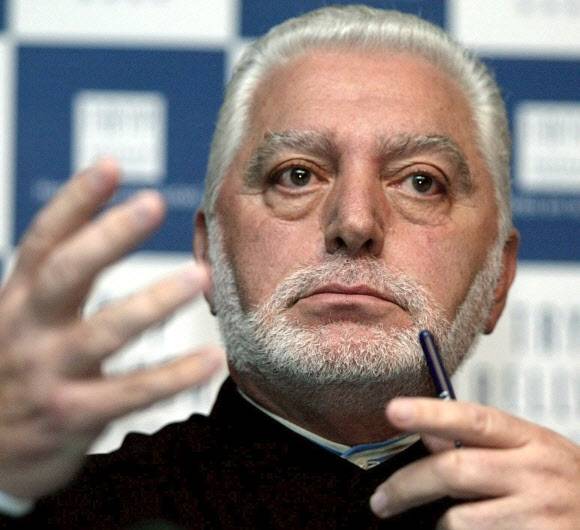 3일(현지시간) 88세를 일기로 세상을 떠난 스페인 출신 패션과 향수 디자이너 파코 라반이 2004년 5월 26일 마드리드에서 기자회견에 임하고 있다. EPA 자료사진 연합뉴스