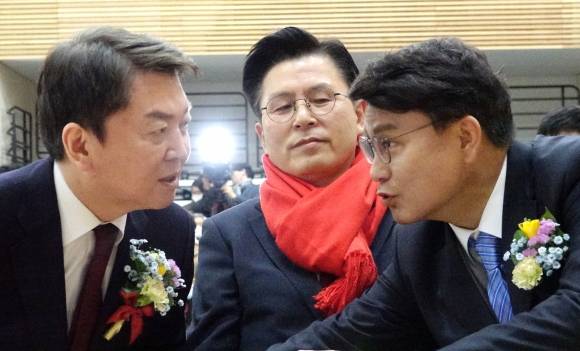 대화하는 국민의힘 당대표후보 - 국민의힘 당권주자인 안철수·황교안·윤상현 당대표후보(왼쪽부터)가 4일 경기도 고양시 일산 서구청 대강당에서 열린 고양정 신년하례 및 당협 당원교육에서 대화하고 있다. 2023.2.4 연합뉴스