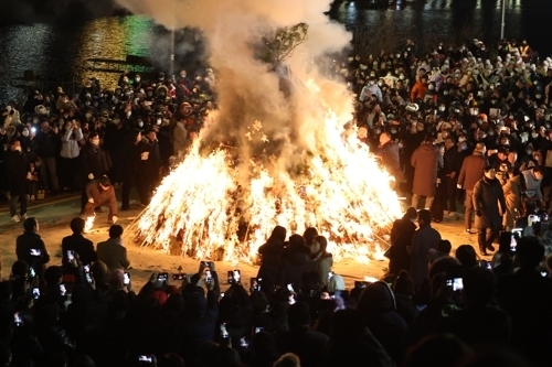 정월대보름을 이틀 앞둔 3일 서울 도봉구 중랑천변에서 열린 달맞이 행사에서 구민들이 달집 태우기를 하고 있다.  연합뉴스