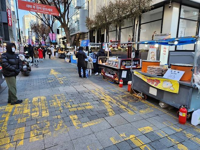 명동 중심가에 늘어선 노점상들 [촬영 이상서]
