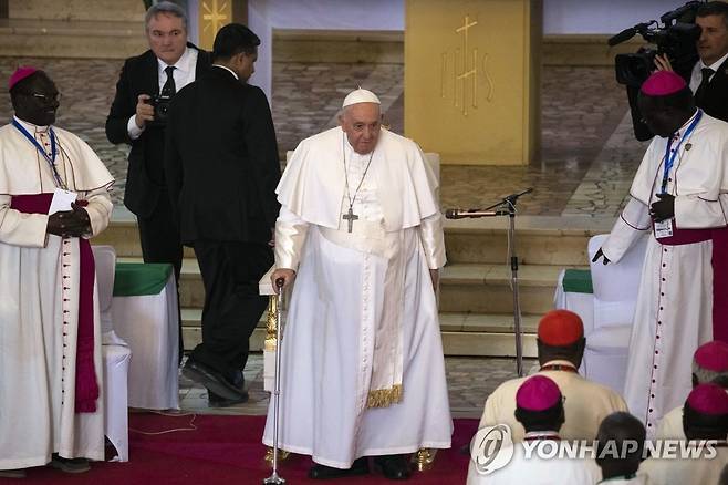 남수단 찾은 교황 (주바 AP=연합뉴스) 프란치스코 교황이 4일(현지시간) 남수단 주바의 성당을 찾아 연설하고 있다. 2023.2.4 photo@yna.co.kr
