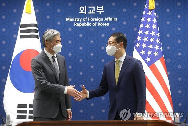 한미 북핵수석대표  김건 외교부 한반도평화교섭본부장(오른쪽)과 성김 미국 국무부 대북특별대표가 지난해 6월 서울 종로구 외교부 청사에서 열린 한미 북핵수석대표 협의에 앞서 악수하고 있다. [공동취재. 연합뉴스 자료사진] photo@yna.co.kr