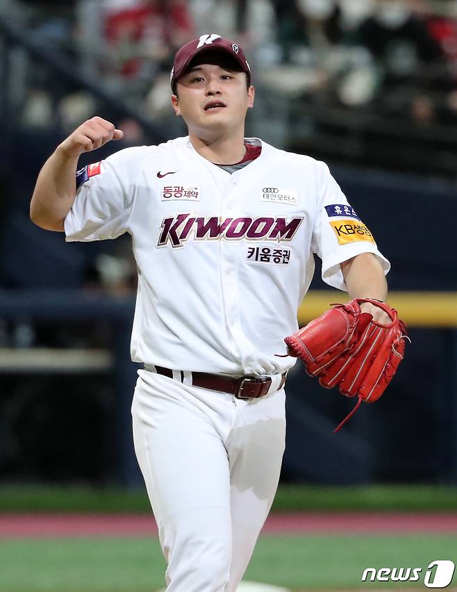 5일 오후 서울 구로구 고척스카이돔에서 열린 프로야구 '2022 신한은행 SOL KBO 포스트시즌' 한국시리즈 4차전 SSG 랜더스와 키움 히어로즈의 경기, 키움 최원태가 9회초 2사 만루에서 SSG 최주환을 삼진 처리 후 환호하고 있다. 2022.11.5/뉴스1 ⓒ News1 김진환 기자