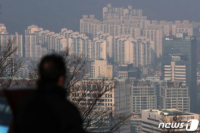 서울 중구 남산에서 바라본 도심 아파트 단지 모습. 2023.2.1/뉴스1 ⓒ News1 민경석 기자