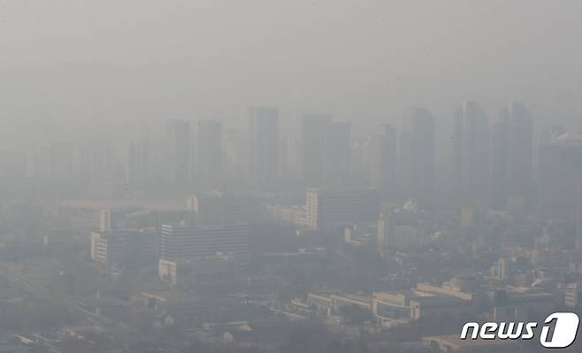 서울의 미세먼지와 초미세먼지 농도가 '나쁨'일 때 중구 남산에서 바라본 서울도심에 미세먼지가 가득 끼어있다. 2023.2.5/뉴스1 ⓒ News1 박세연 기자