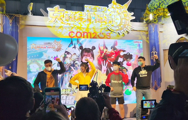 ‘크로니클’의 대만 모델 ‘준준’(왼쪽 두 번째)이 지난 4일 대만 ‘타이베이 게임쇼’에서 현지 관람객들과 ‘1+3’ 댄스 챌린지를 진행하고 있다.  제공 | 컴투스