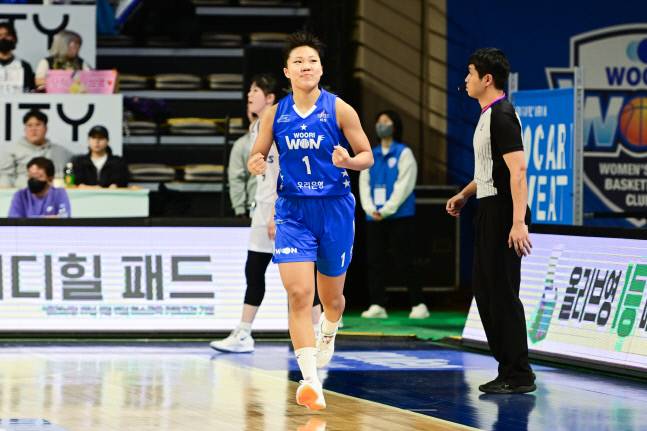 우리은행 박지현이 3점슛을 성공시킨 뒤 주먹을 불끈 쥐고 있다. 제공 | WKBL.