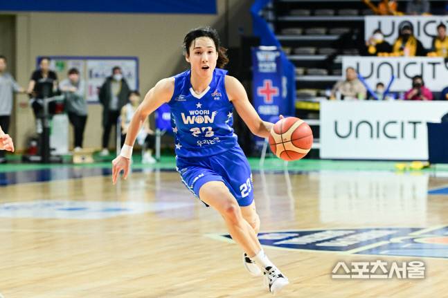 우리은행 김단비가 5일 아산실내체육관에서 열린 KB스타즈전에서 돌파하고 있다. 제공 | WKBL.