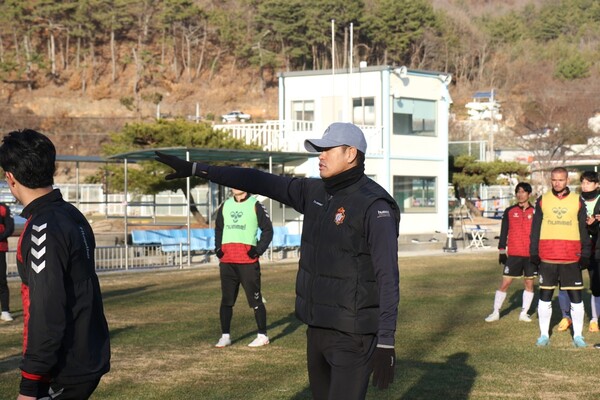2023시즌을 앞두고 경남FC의 동계 전지훈련을 지휘하는 설기현 감독. ⓒ경남FC
