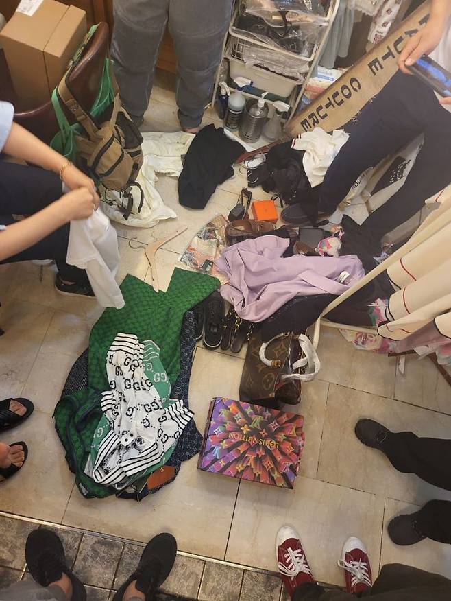 경기도 공정사법경찰단원이 수입품 원산지 표시 위반 업소를 찾아 수사하고 있다. 사진=경기도 공정특별사법경찰단