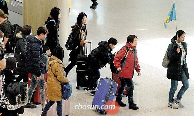 중국인 단체 관광객들이 인천국제공항을 나오고 있는 모습/조선일보DB .