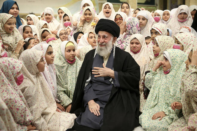 지난 3일 이란 테헤란에서 개최된 한 종교행사에서 이란 최고지도자 아야톨라 알리 하메네이가 소녀들과 대화하고 있다. AFP 연합뉴스