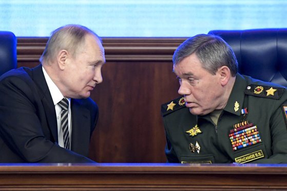 블라디미르 푸트 러시아 대통령(왼쪽)과 발레리 게라시모프 러시아군 총참모장이 지난 2021년 12월 21일 러시아 모스크바에서 열린 회의에서 서로 이야기하고 있다. AP=연합뉴스